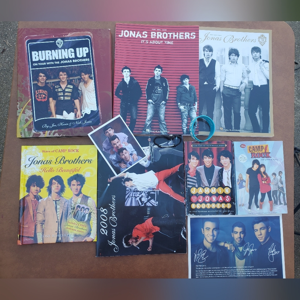 Jonas Brothers Books/bracelets/old Calendar